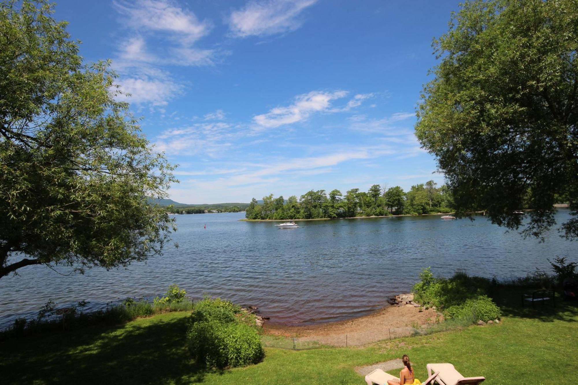 Location Tourisme Estrie - Oberge Du Village マゴグ エクステリア 写真