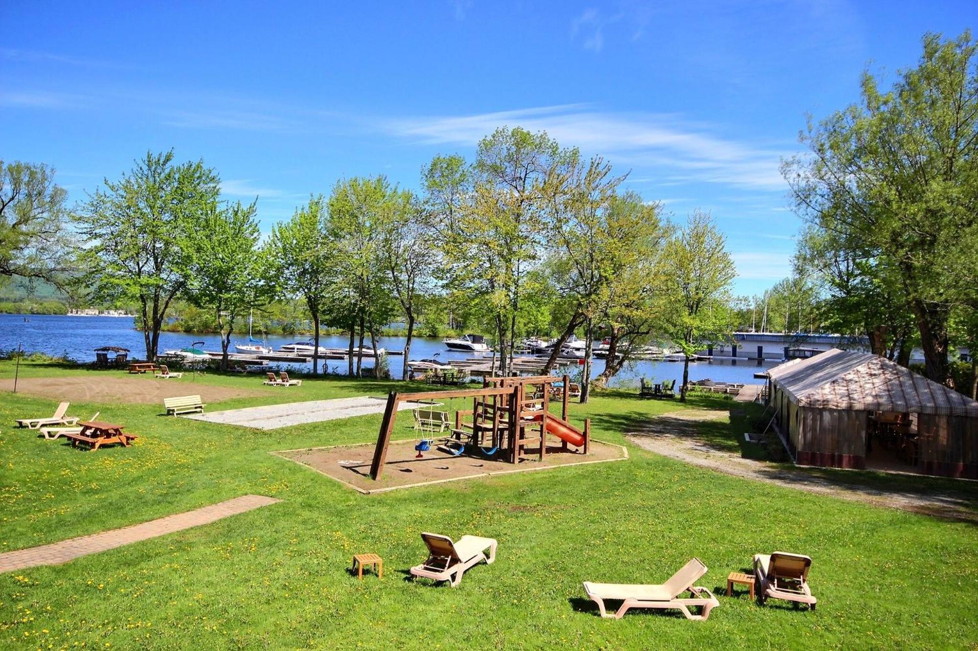 Location Tourisme Estrie - Oberge Du Village マゴグ エクステリア 写真
